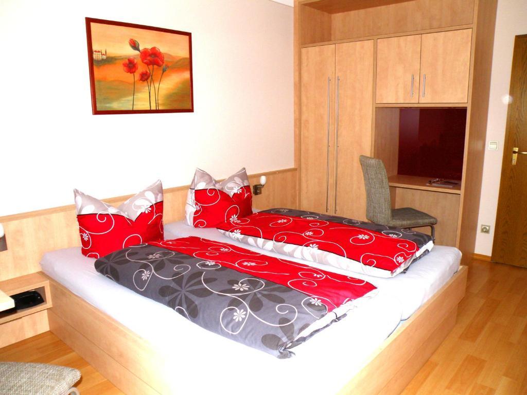 Zum Schwarzen Baeren Hotel โวเฮนชเตราส์ ห้อง รูปภาพ