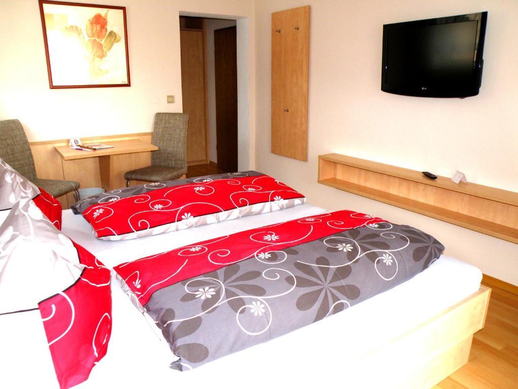 Zum Schwarzen Baeren Hotel โวเฮนชเตราส์ ห้อง รูปภาพ