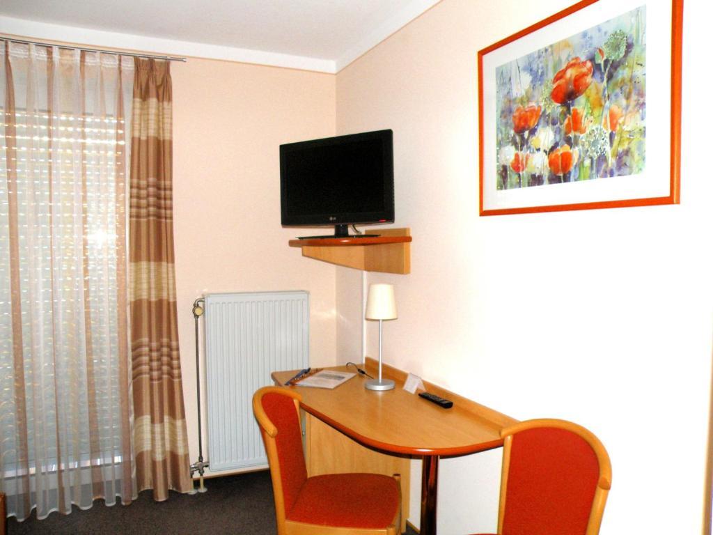 Zum Schwarzen Baeren Hotel โวเฮนชเตราส์ ห้อง รูปภาพ
