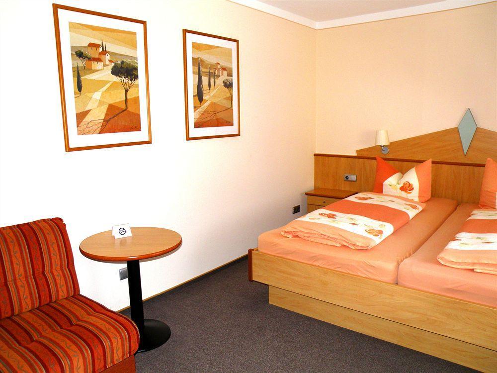 Zum Schwarzen Baeren Hotel โวเฮนชเตราส์ ภายนอก รูปภาพ