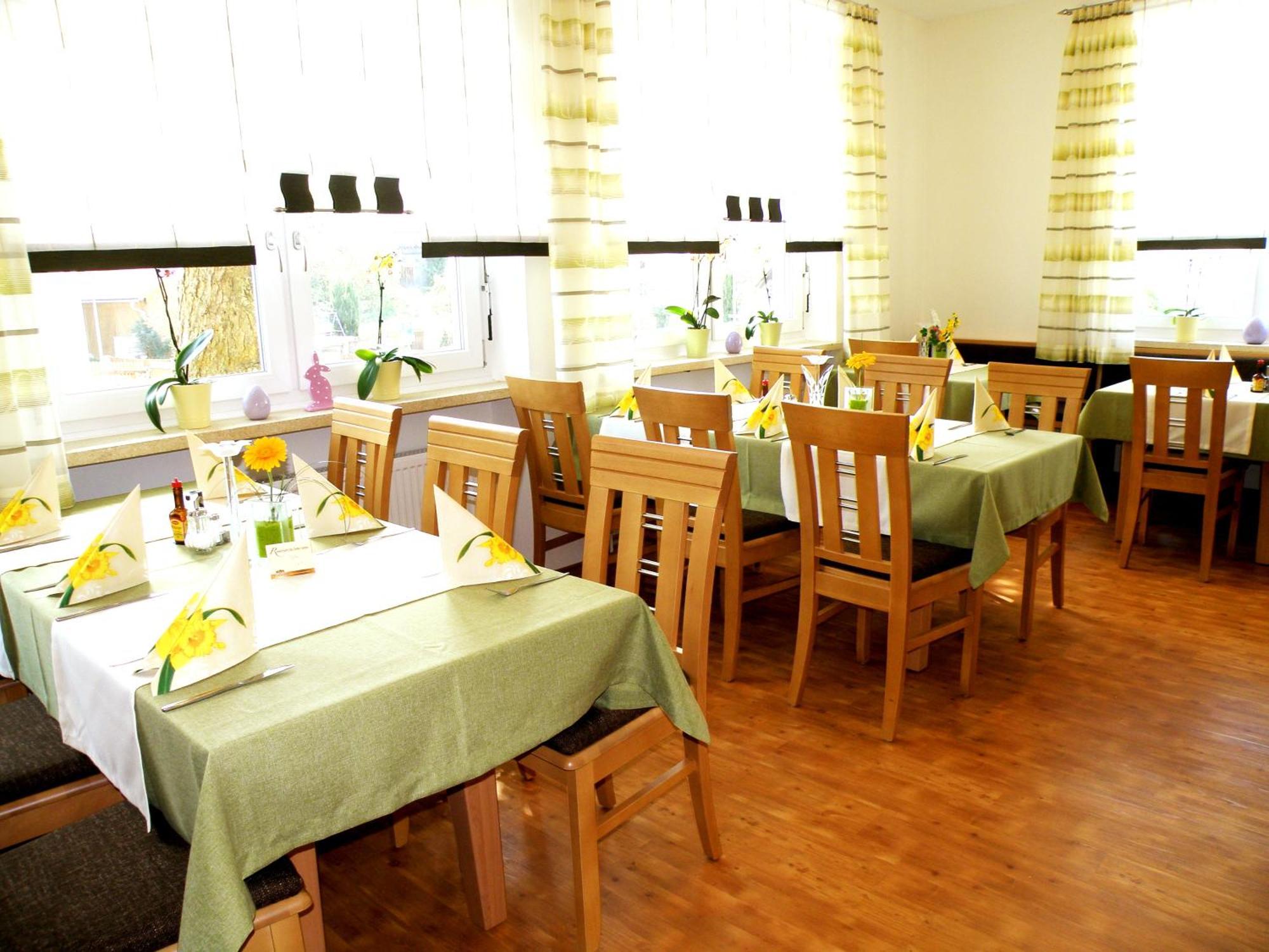 Zum Schwarzen Baeren Hotel โวเฮนชเตราส์ ภายนอก รูปภาพ