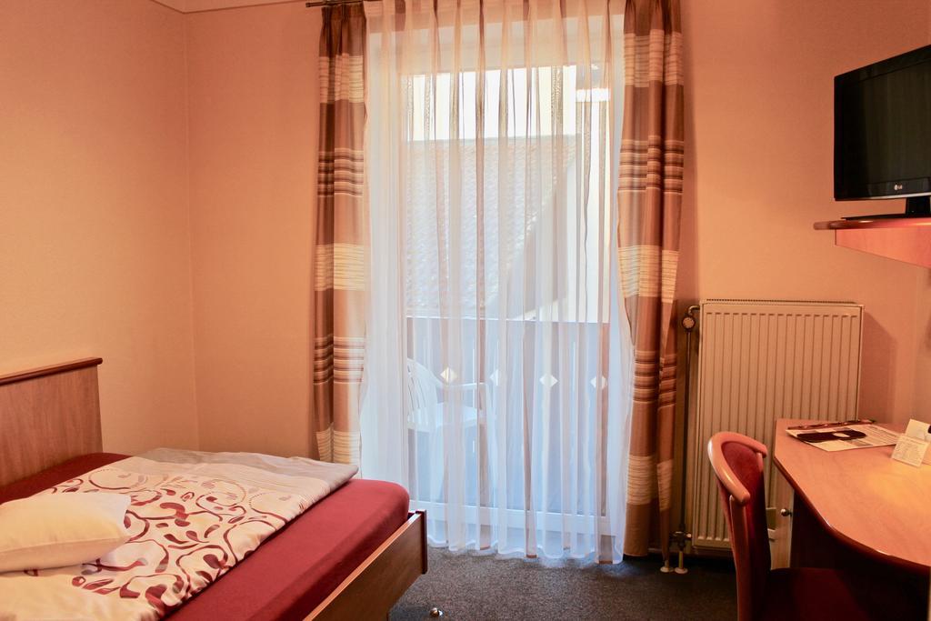 Zum Schwarzen Baeren Hotel โวเฮนชเตราส์ ภายนอก รูปภาพ