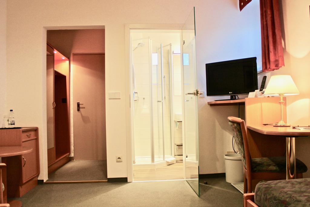 Zum Schwarzen Baeren Hotel โวเฮนชเตราส์ ภายนอก รูปภาพ