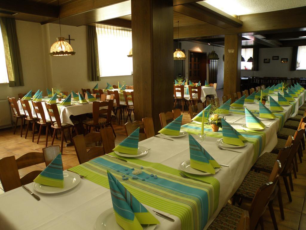 Zum Schwarzen Baeren Hotel โวเฮนชเตราส์ ภายนอก รูปภาพ