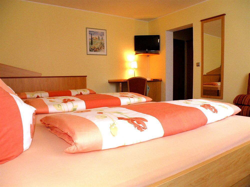 Zum Schwarzen Baeren Hotel โวเฮนชเตราส์ ภายนอก รูปภาพ
