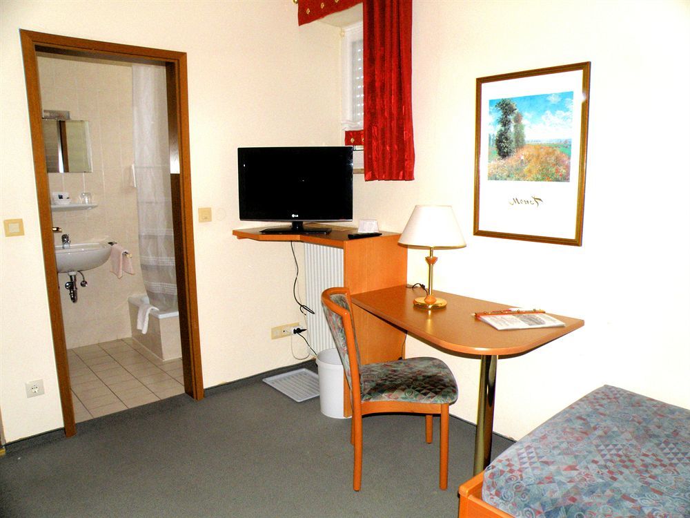 Zum Schwarzen Baeren Hotel โวเฮนชเตราส์ ภายนอก รูปภาพ