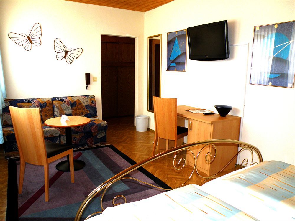Zum Schwarzen Baeren Hotel โวเฮนชเตราส์ ภายนอก รูปภาพ