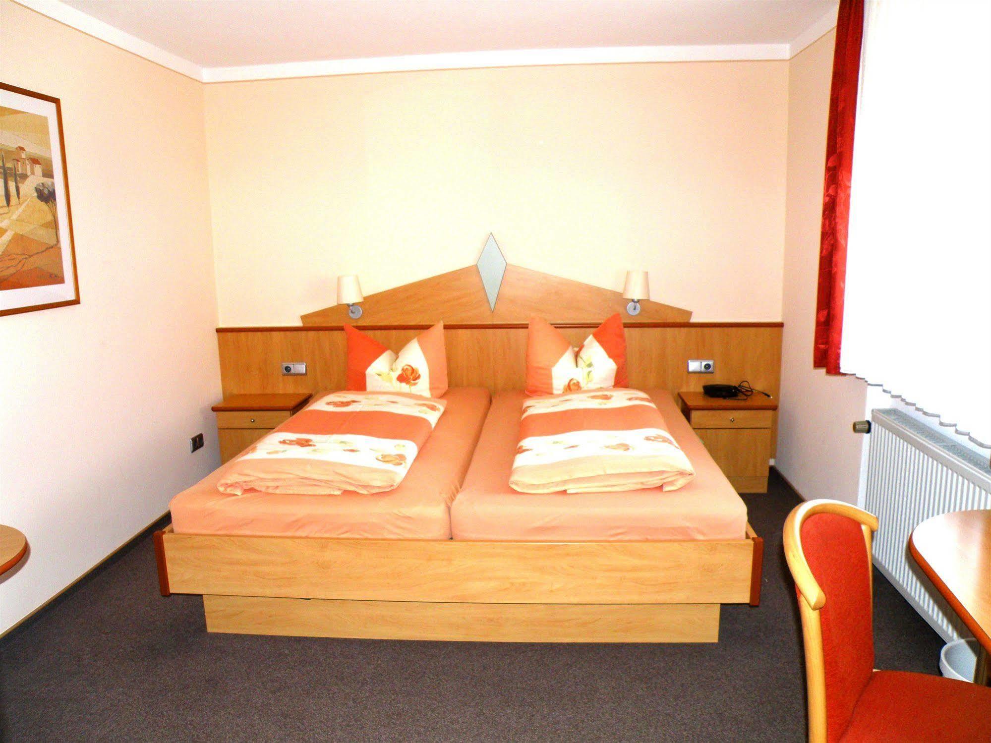 Zum Schwarzen Baeren Hotel โวเฮนชเตราส์ ภายนอก รูปภาพ